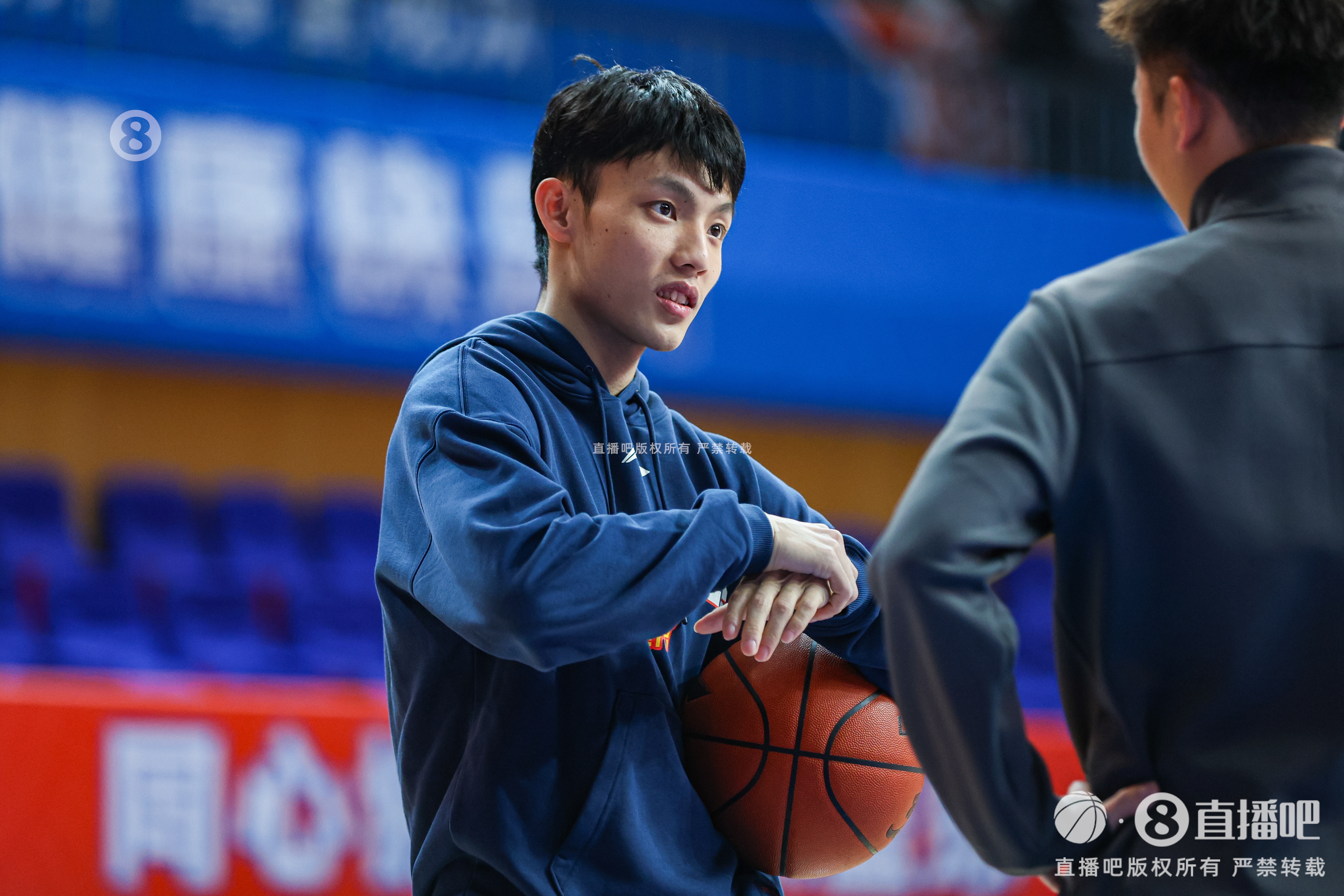 徐杰回应“搓澡”防守:那不然我们小个怎么防 就得主动去骚扰球